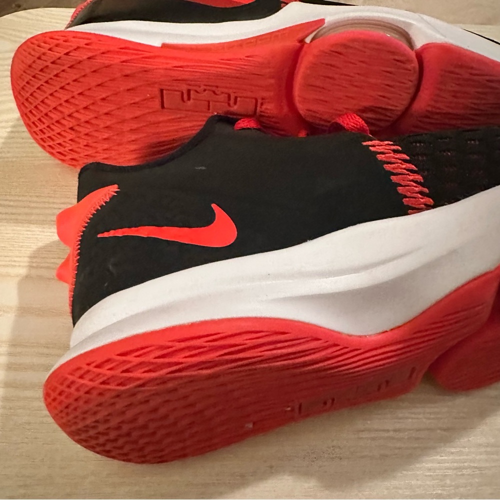 Nike LeBron Witness 5 Basketball Shoes Black Red Sneakers Mens Size 11 Chosen - Picture 13 of 15